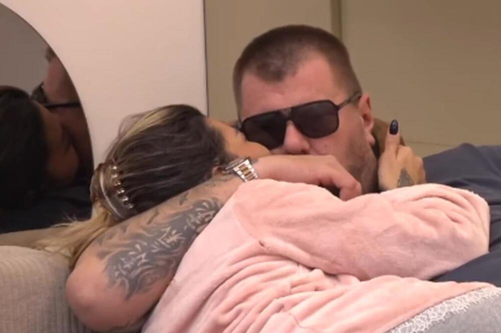 UHVAĆENI! Janjuš ljubi Aneli i govori kako bi želeo da SPAVAJU! Kamera sve uhavtila, a JEDNA STVAR ih je odala!