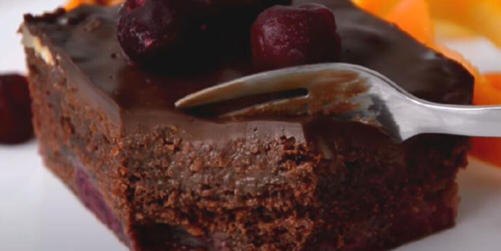 Parče posnog kolača sa čokoladom i višnjama