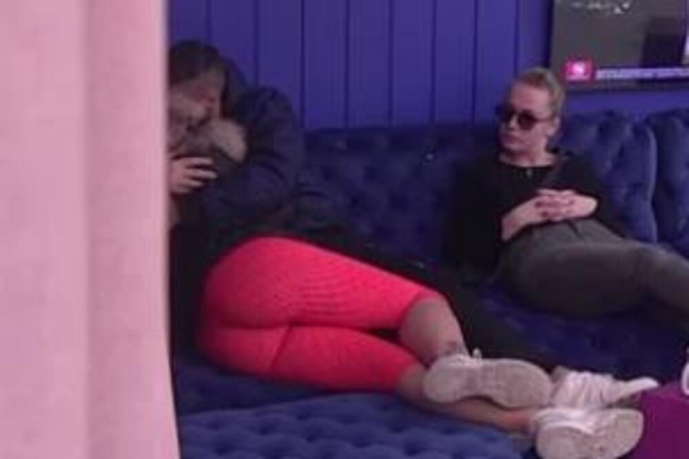 JOŠ JEDAN GEJ PAR U ELITI! Bojana i Anđela ozvaničile svoju VEZU, ljubakale se pred SVIMA, a onda usledio ŠOK!