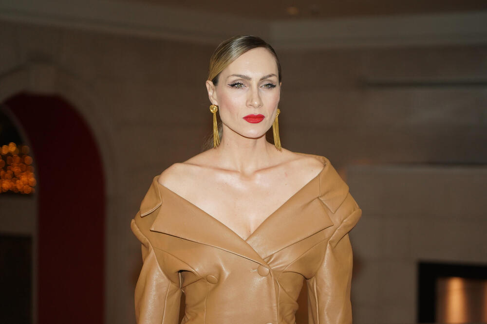 JELENA GAVRILOVIĆ ZABLISTALA NA CRVENOM TEPIHU U LONDONU: Svi pogledi bili upreti u nju, ZANOSNA I ELEGANTNA (FOTO)