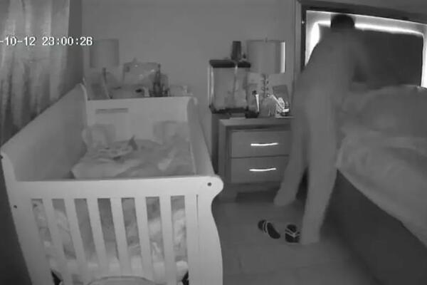 DEČAK (13) NASMRT IZBO MAJKU, DOK JE PORED NJE U KREVECU SPAVALA TEK ROĐENA BEBA! Osvanule JEZIVE fotografije!