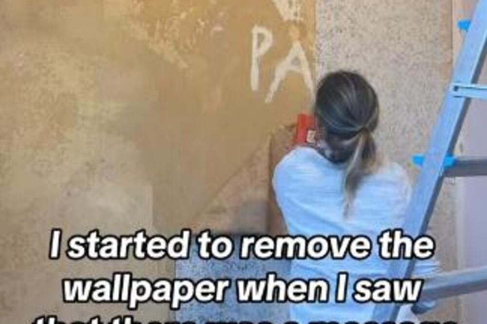 RENOVIRALA KUĆU, PA ISPOD STARIH TAPETA PROČITALA SKRIVENU PORUKU: Ovakav ŠOK nije doživela u svom životu (VIDEO)
