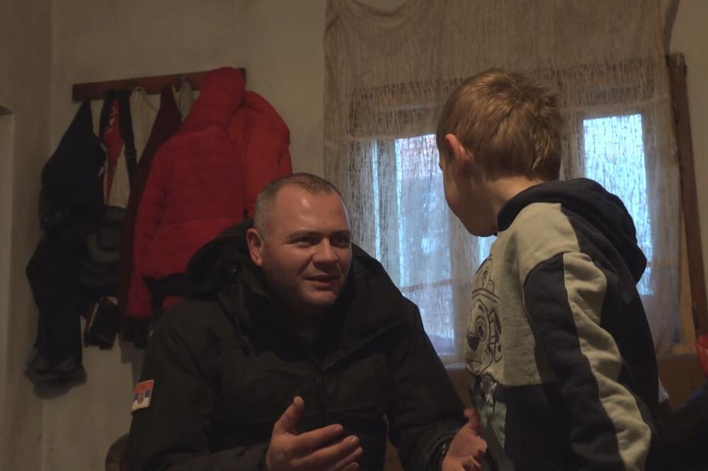 NAJLEPŠA SLIKA DANA: Vasilije i njegova supruga imaju četvoro zlatne dece, a konačno će dobiti topao dom (FOTO)