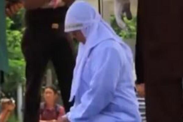 ŽENA DOBILA 100 UDARACA BIČEM IZ BIZARNOG RAZLOGA: Ljudi nemo posmatrali, a ona... Osvanuo UZNEMIRUJUĆ SNIMAK!