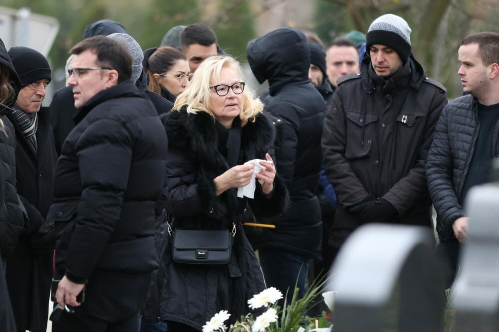 PORODICA I PRIJATELJI ALEKSANDRA KODIĆA NEUTEŠNI DANAS NA GROBLJU: Prošlo je 40 dana od njegovog ODLASKA