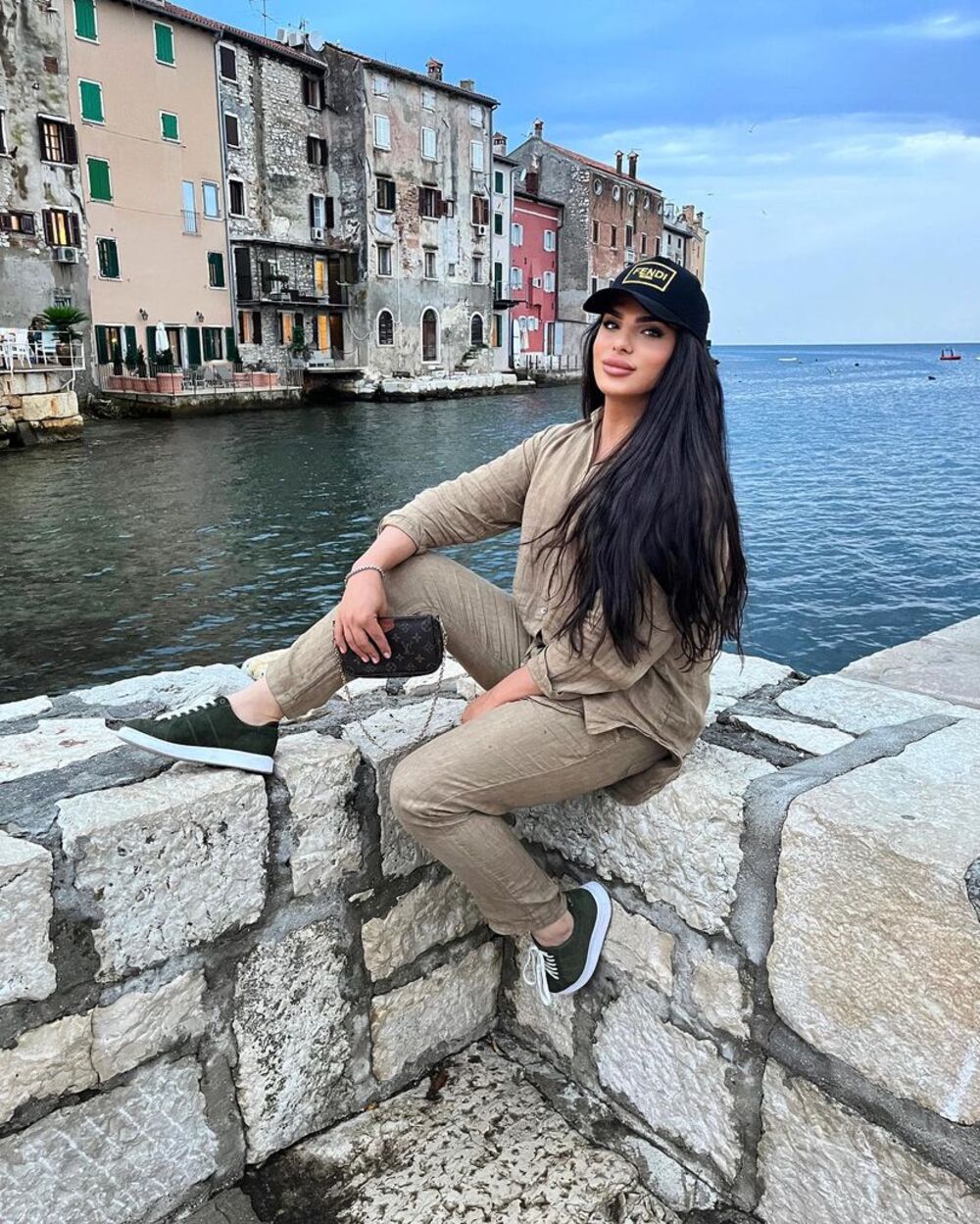 Božidar je hrvatski frizer i odnedavno pevač koji sarađuje sa poznatim Hrvaticama