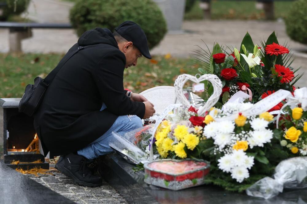 NJEGOV DOLAZAK NA DŽEJEV GROB SVI SU OČEKIVALI: Došao potpuno SLOMLJEN u društvu ove DAME, nisu krili TUGU