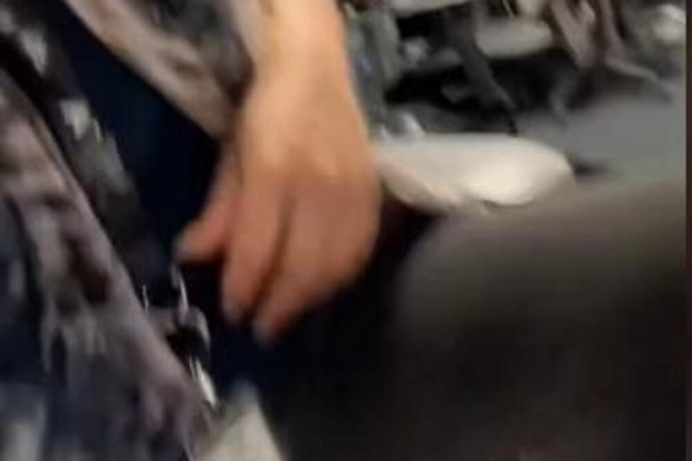 DEVOJKA SEDELA NA POSLU KRIJUĆI SRAMOTU ISPOD KAPUTA: Podigla nogu pred kolegama, pa SVE sevalo kroz rupu (VIDEO)