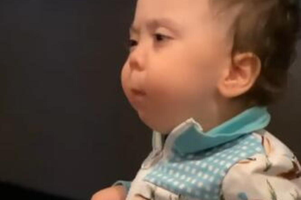 DALA DETETU DA PROBA NAJLJUĆU PAPRIČICU PRVI PUT U ŽIVOTU: Emocije su mu se smenjivale ali NIJE odustao...(VIDEO)