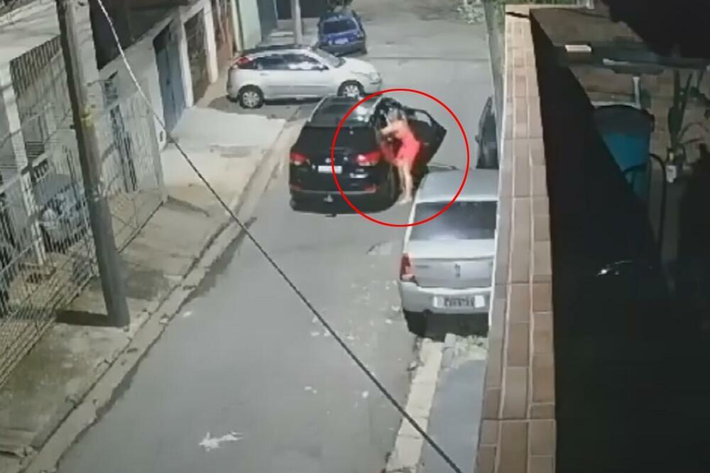 POLICAJAC UBIO SVOJU DEVOJKU USRED BELA DANA, SASUO TRI METKA U NJU, PA... Kamere snimile STRAVIČAN PRIZOR (VIDEO)