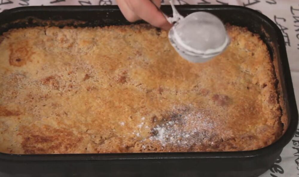 Posuti prah šećer po gotovom kolaču