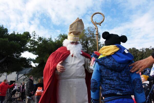 KATOLIČKI VERNICI DANAS SLAVE SVETOG NIKOLU! Praznik posebno obožavaju DECA zbog običaja sa ČIZMICAMA!