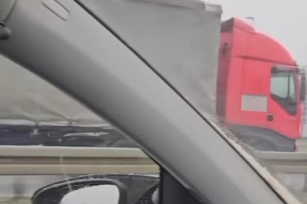 "NEKO ĆE DA POGINE!": Kamion VOZI u KONTRA SMERU i to BRZOM TRAKOM kod Orlovače! (VIDEO)