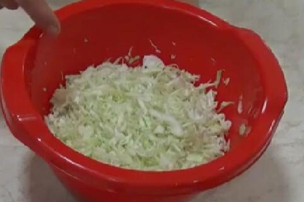 SRPSKA KUVARICA OTKRILA KAKO PRAVI NAJUKUSNIJU KUPUS SALATU: 1 neobičan sastojak ne izostavlja - trik zna samo ona