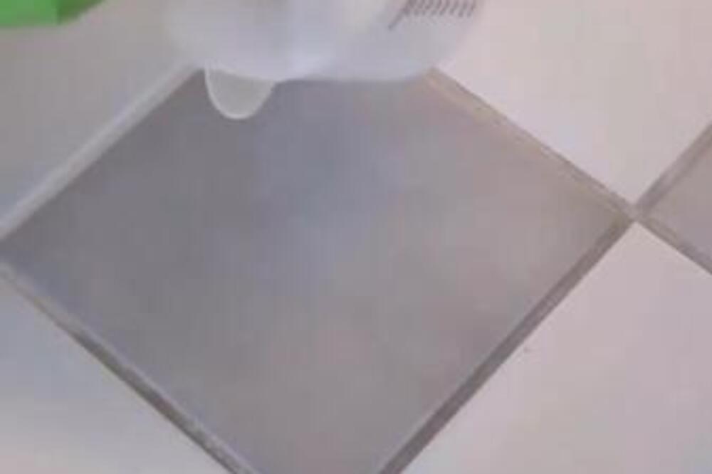 Cleaning the joints in the bathroom a mixture that will whiten them