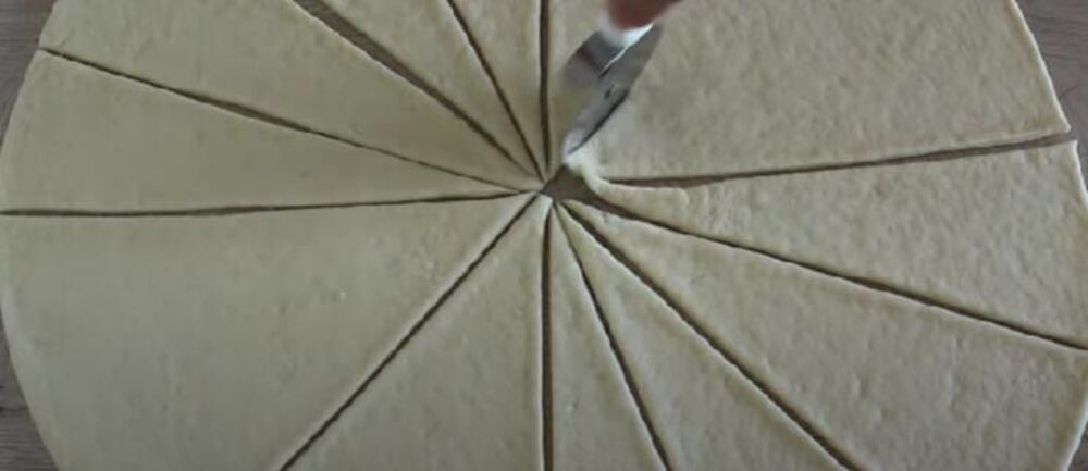 Razvlačenje testa za bugarske kiflice sa sirom