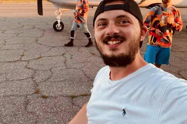 OTAC I SIN IZ BOSNE ZARAĐUJU MILIONE U AMERICI: Pre su ih ISKORIŠĆAVALI, a sada se VALJAJU u parama zbog... (FOTO)