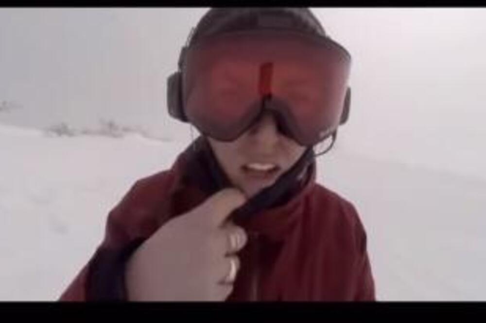 SPUŠTALA SE PO SKI-STAZI NE SLUTEĆI KOJA ZVER JE IZA NJE: Nesvesno snimila SCENU koja UTERUJE STRAH U KOSTI (VIDEO)