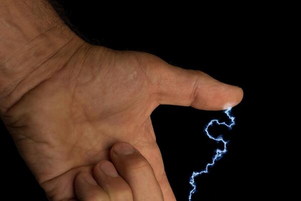 PECKA VAS STRUJA OVIH DANA KADA NEŠTO DODIRNETE? Stručnjak objasnio ZAŠTO se TO DEŠAVA, ključ je u JEDNOJ STVARI!