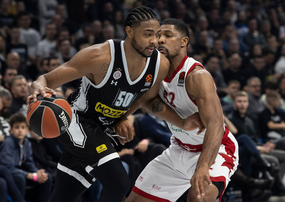 Bruno Kaboklo na meču protiv Olimpije iz Milana u duelu sa Kajlom Hajnsom