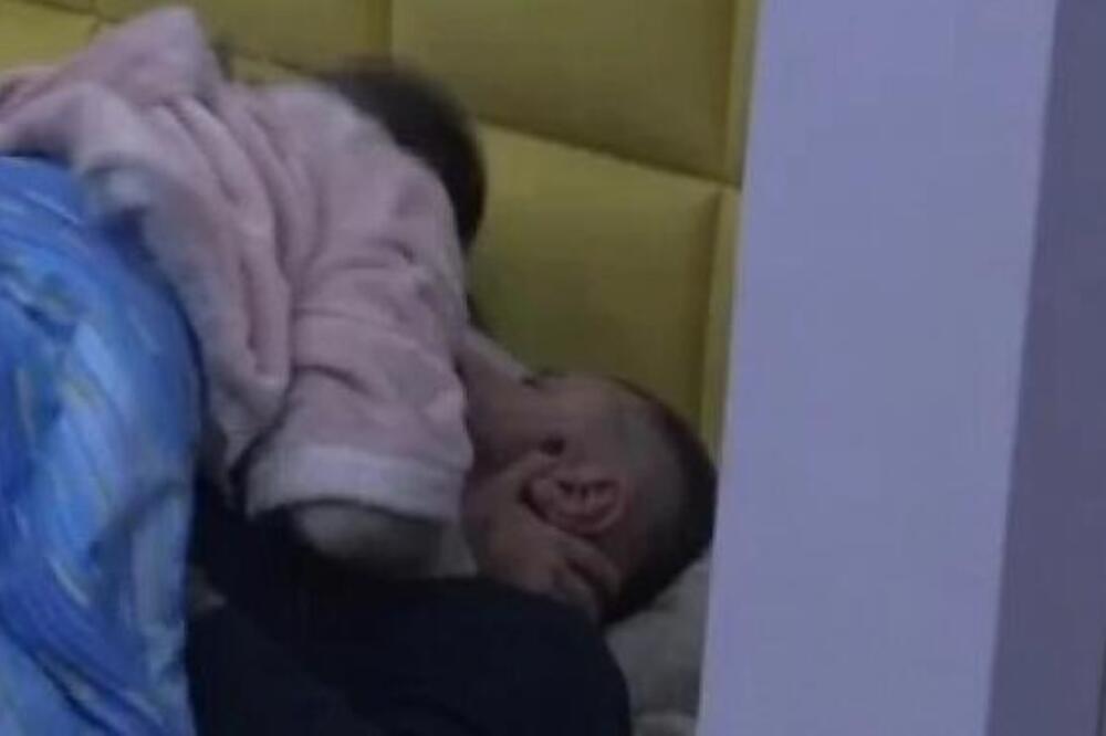 SKROZ ZABORAVILI NA KAMERE: Vrela akcija Janjuša i Aneli snimljena totalno, opustili se, pa PREŠLI GRANICU!