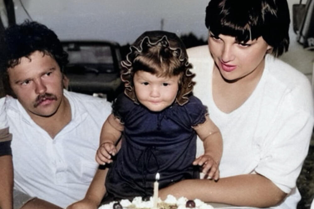 SRPKINJA KOJA FRAPIRA I KOJU SVI SPOMENU U TOKU DANA: Plavuša pokazala NIKAD VIĐENU fotografiju, znate ko je?