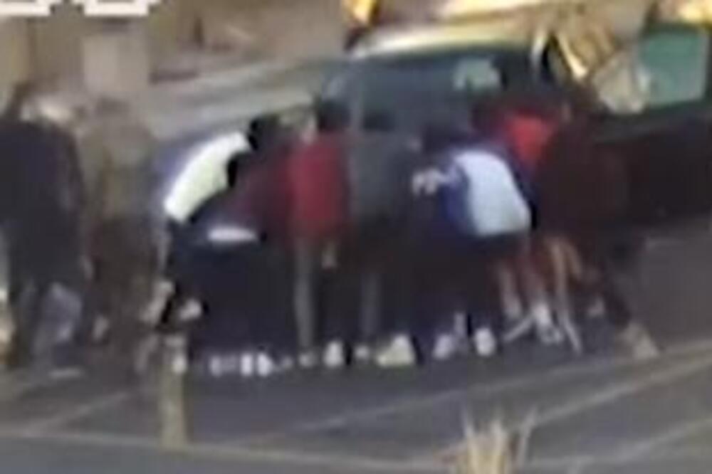 POKOSIO MAJKU I DECU, OSTALI ZAROBLJENI ISPOD VOZILA, A ONDA...Ono što su UČENICI uradili će vas ODUŠEVITI (VIDEO)