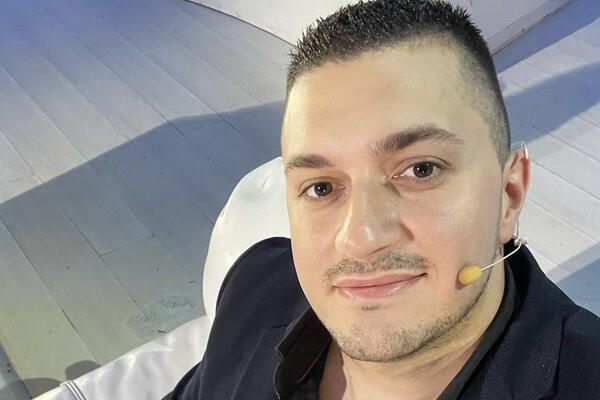 UŽIVA U DRUŠTVU ESTRADNIH MOĆNIKA I ŽENE LUDE ZA NJIM: Dejan Tejovac voli samo ovu PLAVUŠU, privatnost na TACNI