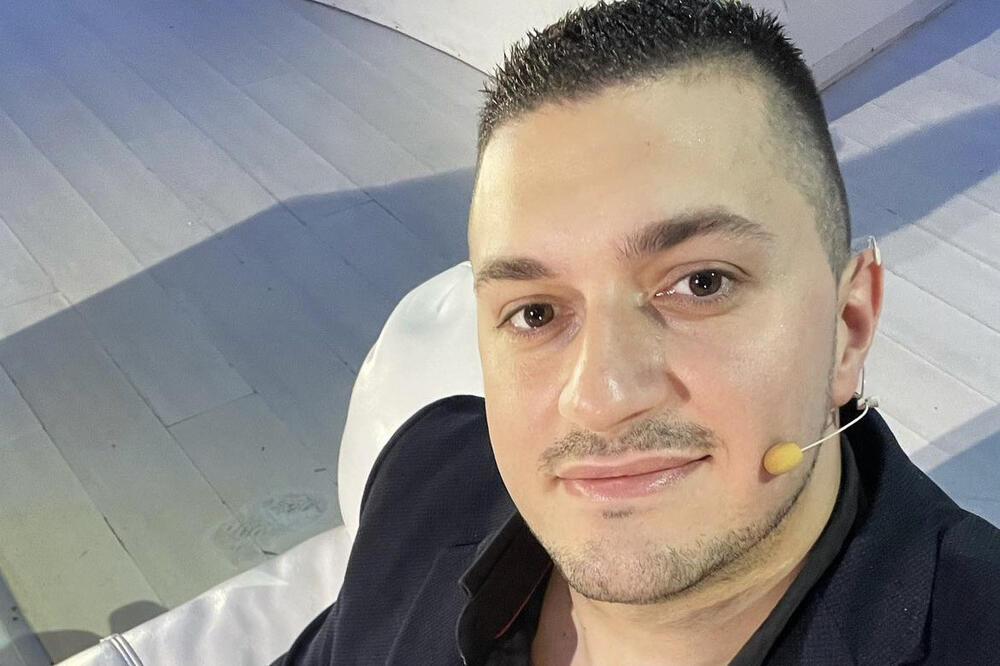 UŽIVA U DRUŠTVU ESTRADNIH MOĆNIKA I ŽENE LUDE ZA NJIM: Dejan Tejovac voli samo ovu PLAVUŠU, privatnost na TACNI