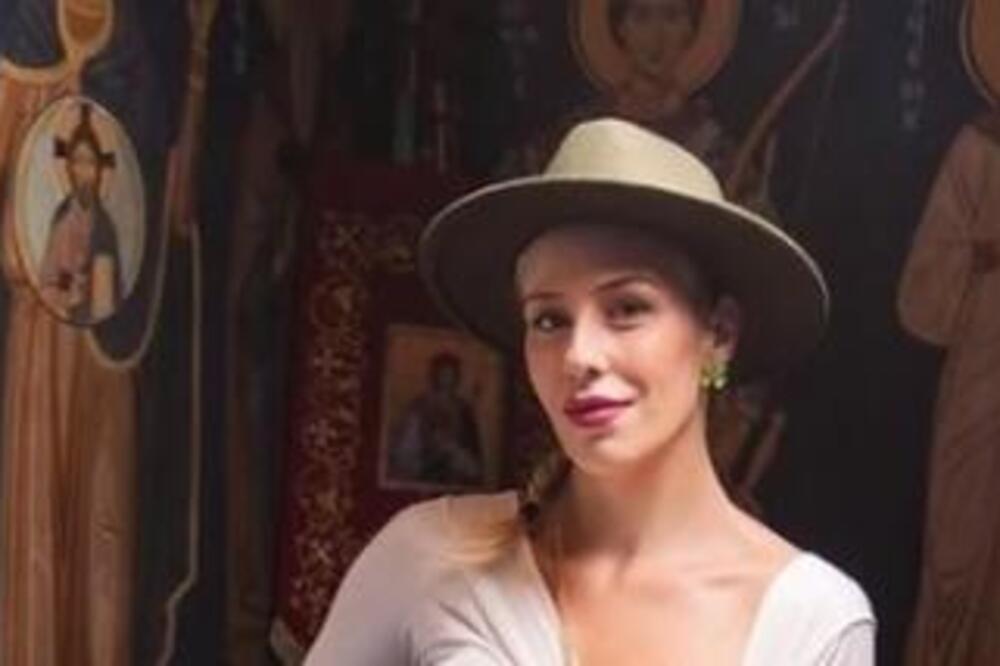 "POP NIJE IMAO NIŠTA PROTIV": Nataša SPUSTILA MAJICU u CRKVI, objavom ŠOKIRALA SVE! Bukti RAT na MREŽAMA! (FOTO)