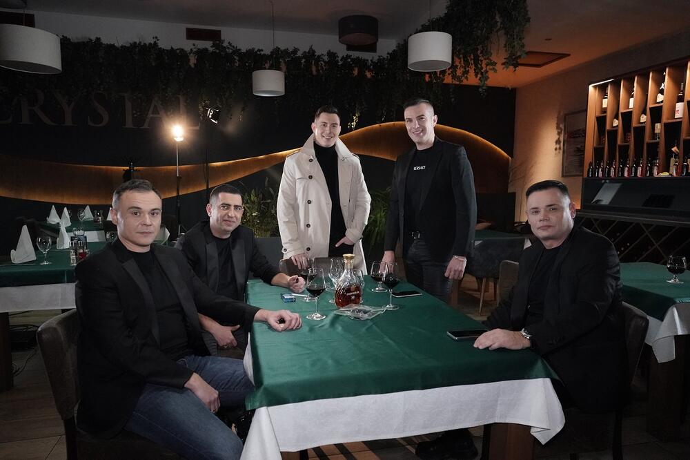 NARODNJAK KOJI ĆE ODZVANJATI U SVAKOJ SRPSKOJ KAFANI! Reči seku kao MAČ, a tek da vidite o čemu se RADI