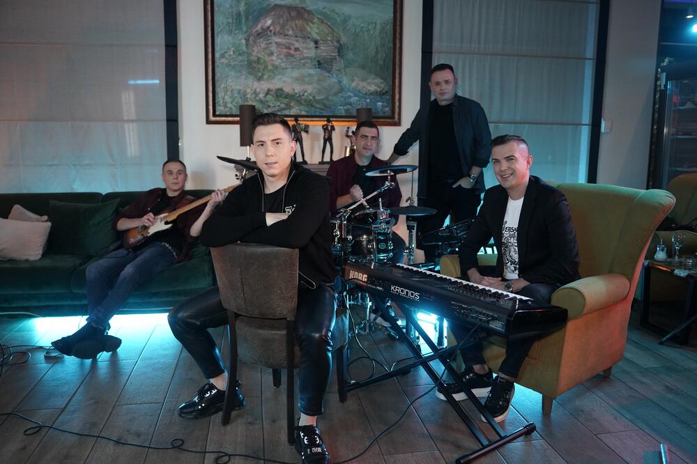 DA LI ZNATE DA JE BAŠ OVA PESMA POSTALA NAJVEĆI HIT U SVAKOJ SRPSKOJ KAFANI? Ljudi ne prestaju da je SLUŠAJU