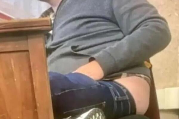 NASTAVNIK SVUKAO PANTALONE PRED ODELJENJEM PUNIM 11-GODIŠNJAKA: Đaci ga prijavili, a direktorka ZATEKLA NA DELU!