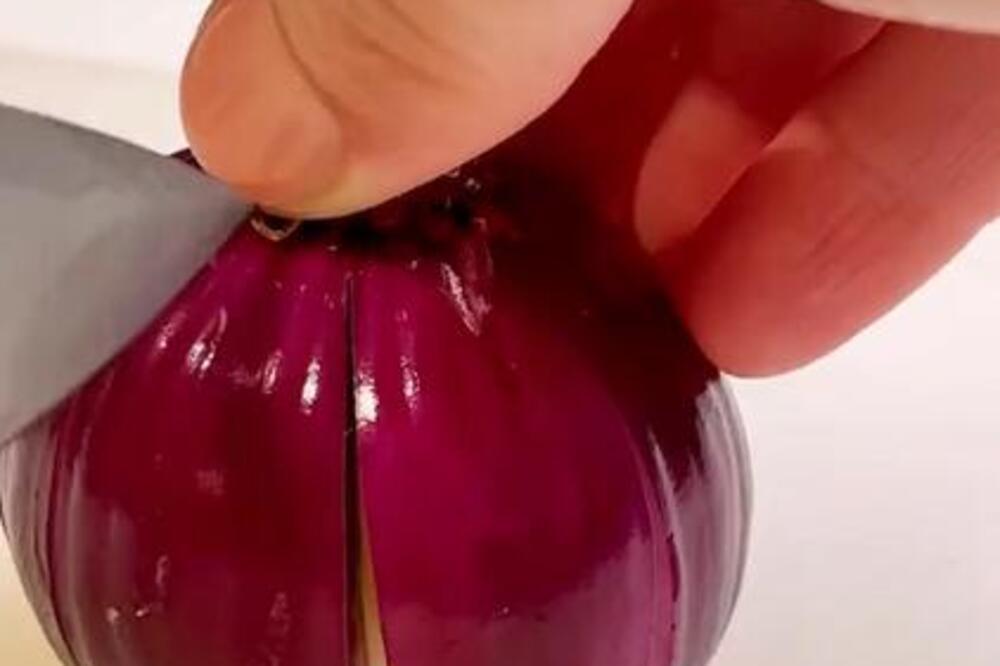 ISKUSNA KUVARICA PODELILA NAJBRŽI SAVET ZA SECKANJE LUKA: Najbolje od svega što ni SUZU nećete pustiti (VIDEO)