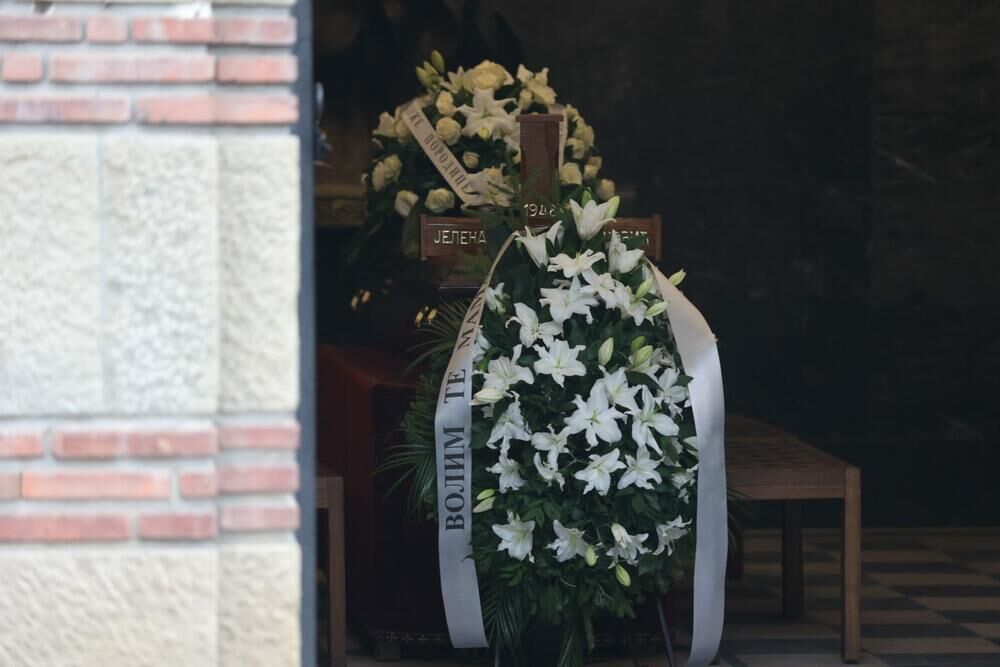 'Volim te mama' je pisalo na vencu