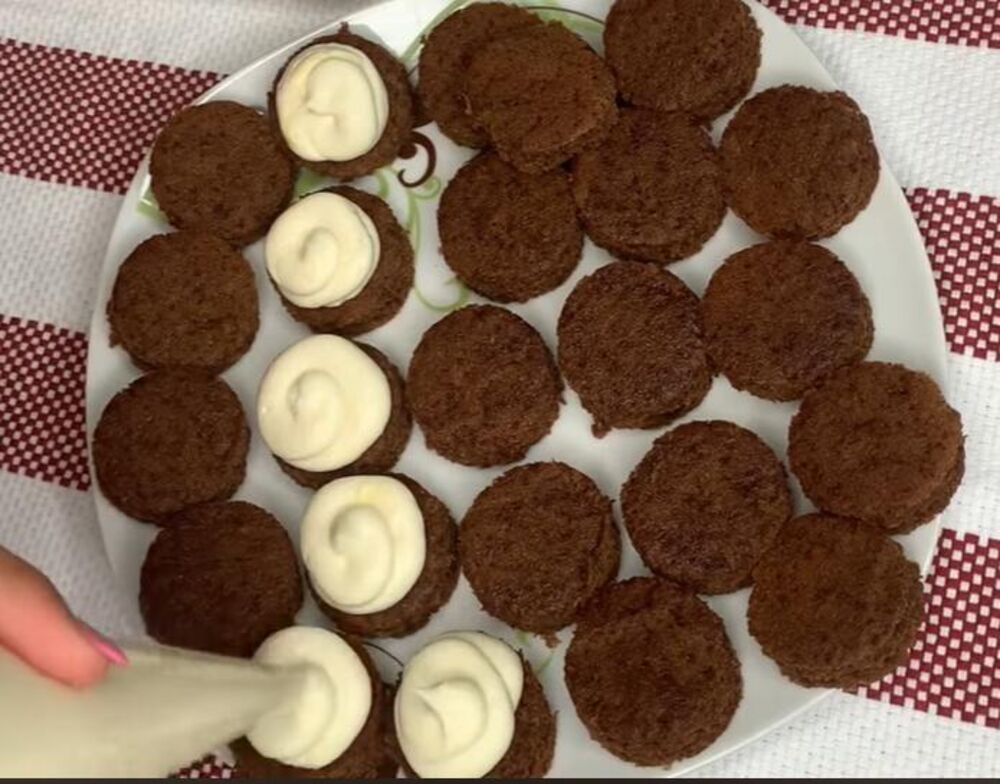 Izvađene kapice filovati, pa preklopiti drugom kapicom