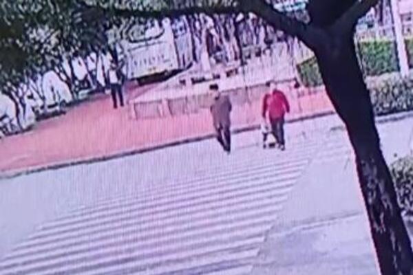 ŠOK SCENE NA PEŠAČKOM PRELAZU, OVO NEMA NI NA FILMU! Baba vuče dete na biciklu, mališan pada, A ONDA... (VIDEO)