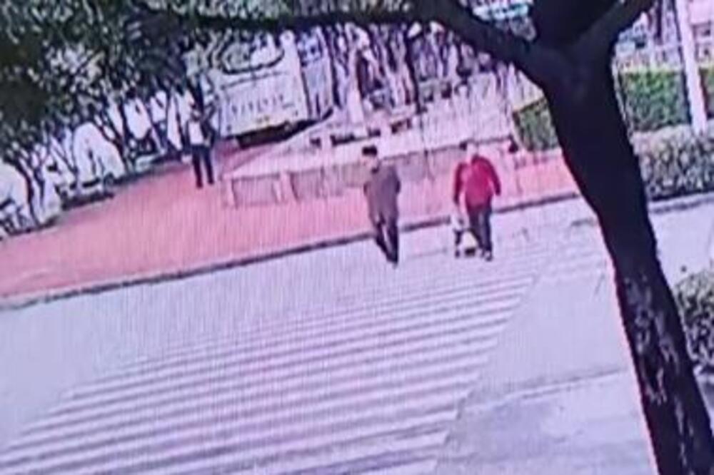 ŠOK SCENE NA PEŠAČKOM PRELAZU, OVO NEMA NI NA FILMU! Baba vuče dete na biciklu, mališan pada, A ONDA... (VIDEO)