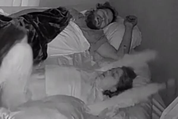 BRAČNI PAR JE SPAVAO ČVRSTIM SNOM, A ONDA JE ŽENA ČULA DA IM NEKO ULAZI U SOBU: Muškarac se nije POMERIO iako je...