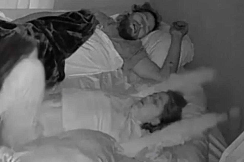 BRAČNI PAR JE SPAVAO ČVRSTIM SNOM, A ONDA JE ŽENA ČULA DA IM NEKO ULAZI U SOBU: Muškarac se nije POMERIO iako je...