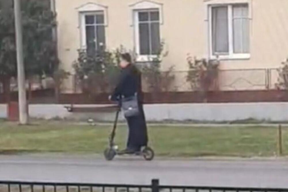 SEOSKI SVEŠTENIK IŠAO I KADIO KUĆE NA TROTINETU, LJUDI NEVETUJU: Svi su OPLAKALI NA OVAJ SNIMAK, komentari pljušte