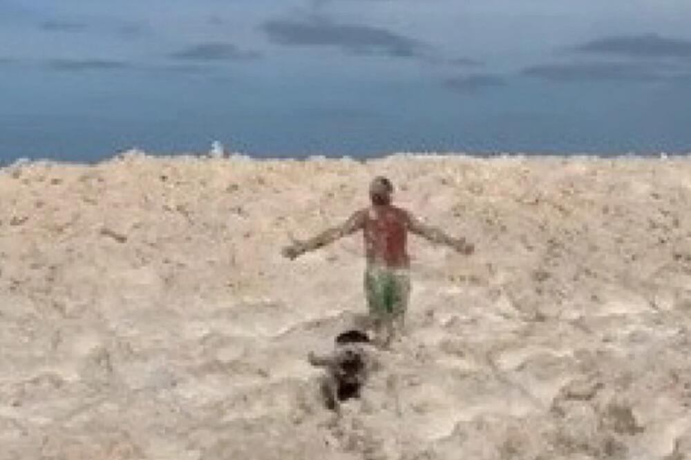 DOŠAO JE SA LJUBIMCEM NA POZNATU PLAŽU, A ONDA JE ZARONIO U OVO Mnogima je pripala muka - ŠTA JE OVO? (VIDEO)