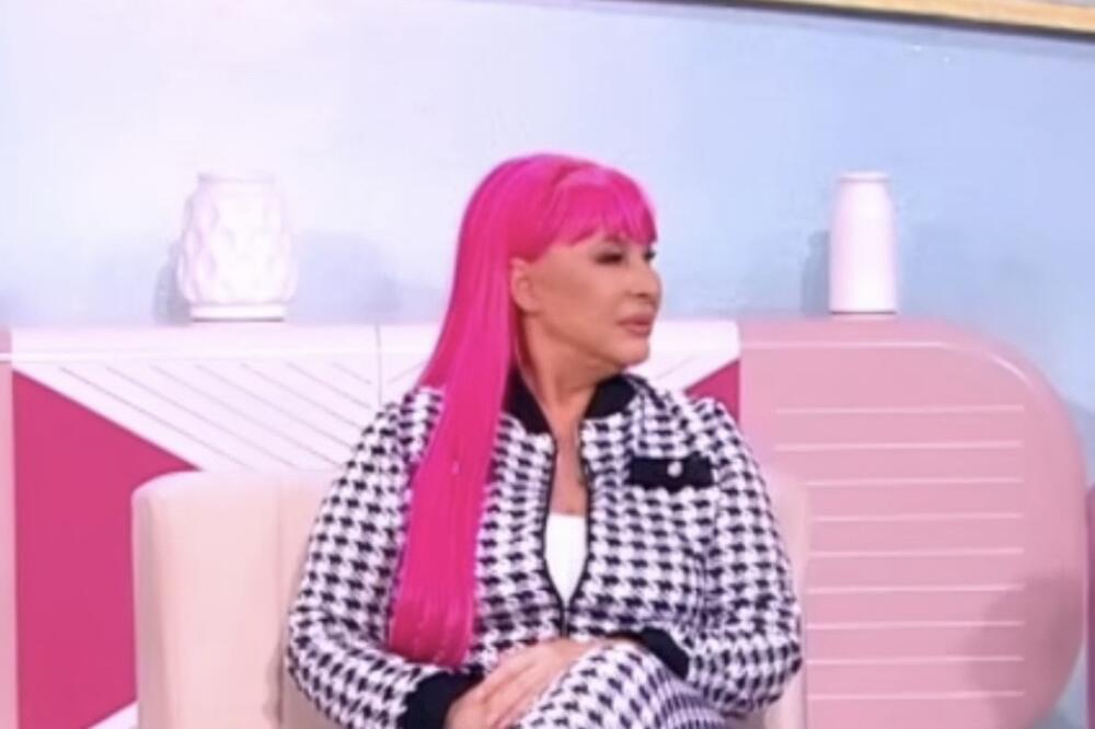 ŠTA ONA OVO NOSI? Pojavila se u EMISIJI, a svi gledaju u njena STOPALA: Malo ko bi smeo da napusti KUĆU u ovome