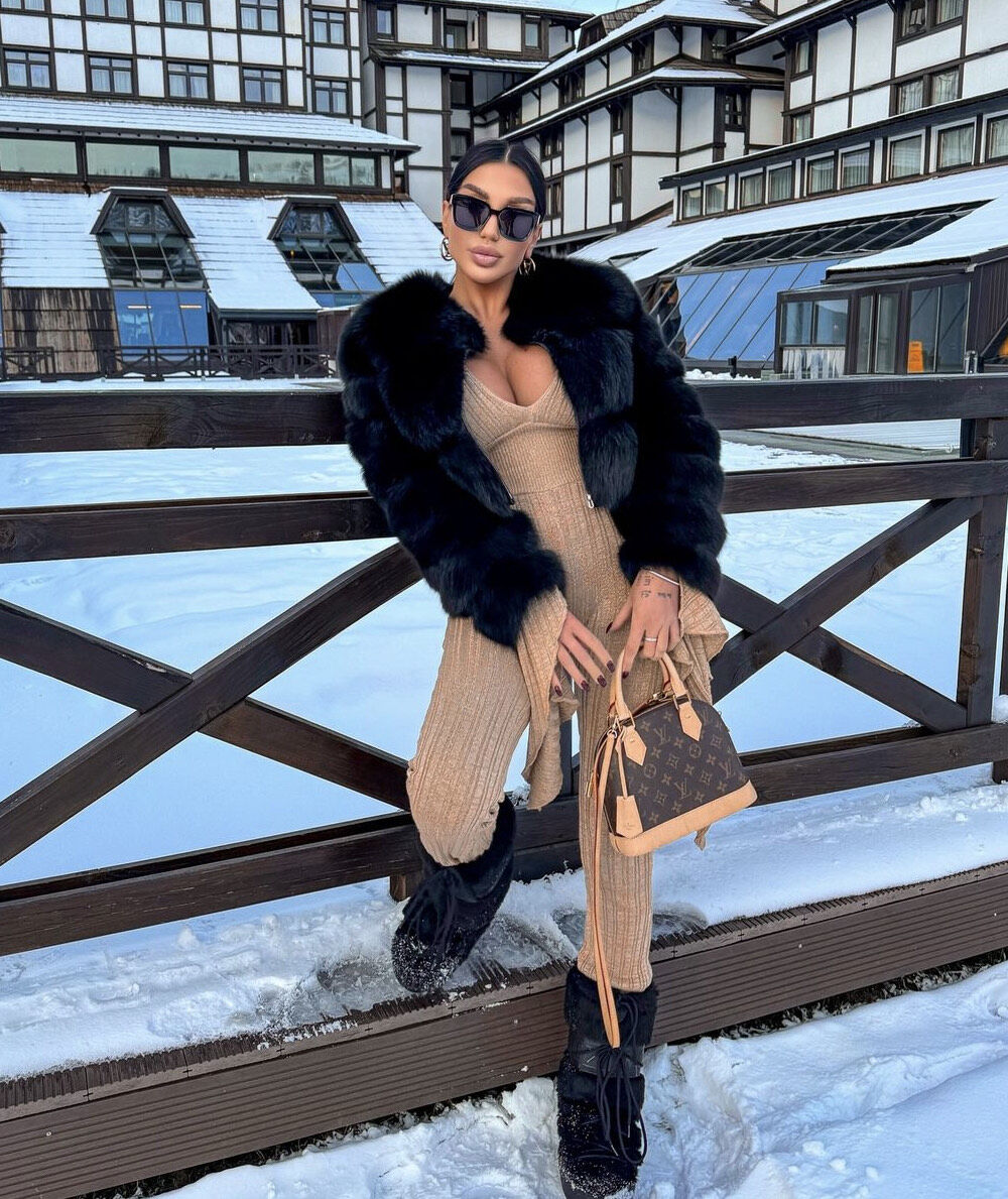 Pozirala golih grudi na snegu