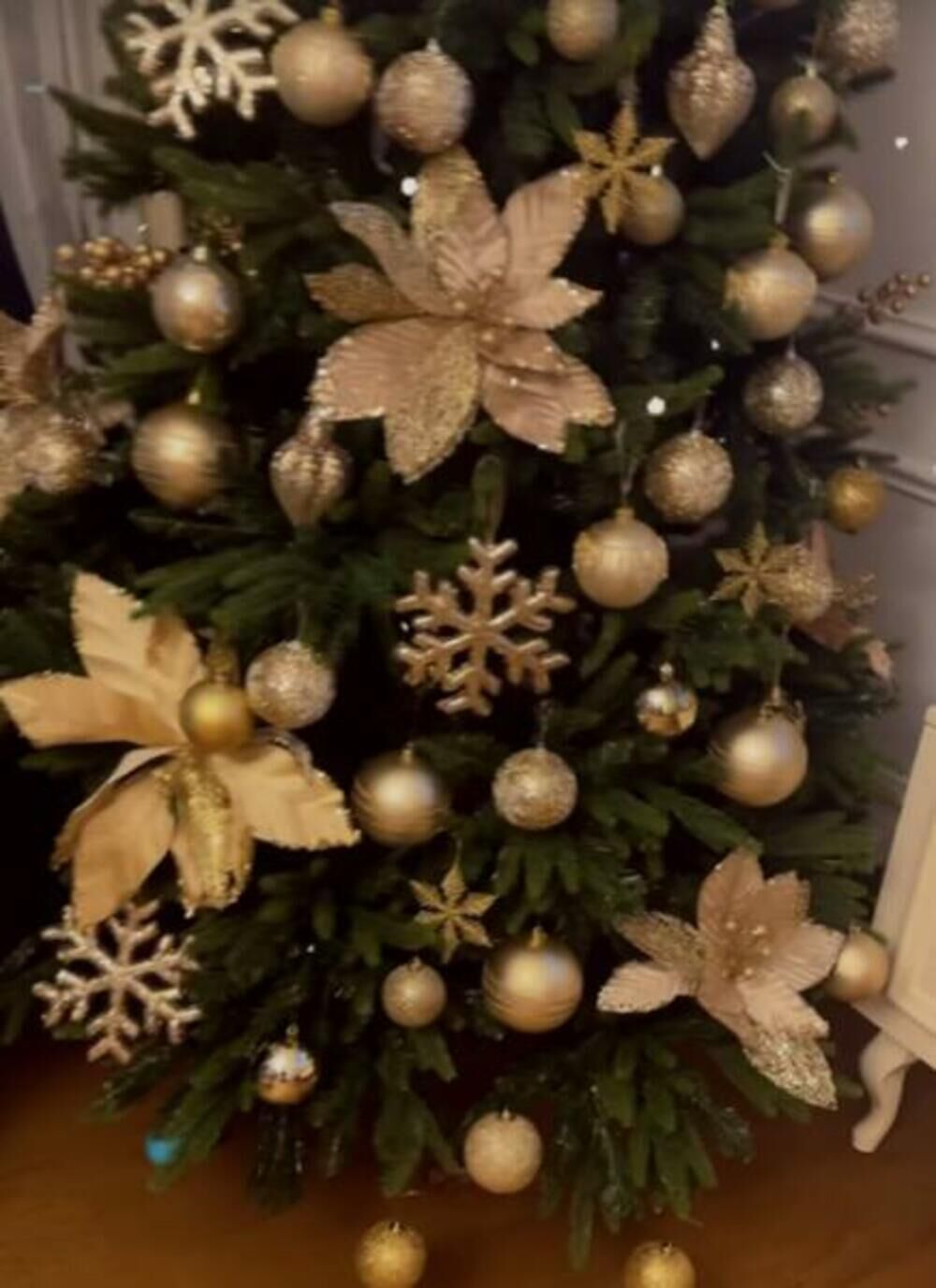  Katja je pomagala u ukrašavanju novogodišnje jelke što je pevačicu dodatno oduševilo pa je sve podelila na mrežama.