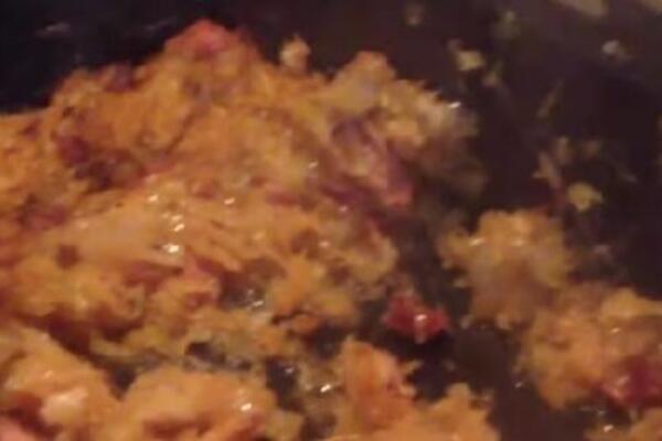 STARINSKI PODVARAK SA SVINJETINOM: Najukusnije jelo naših baka - prste ćete polizati koliko je dobar