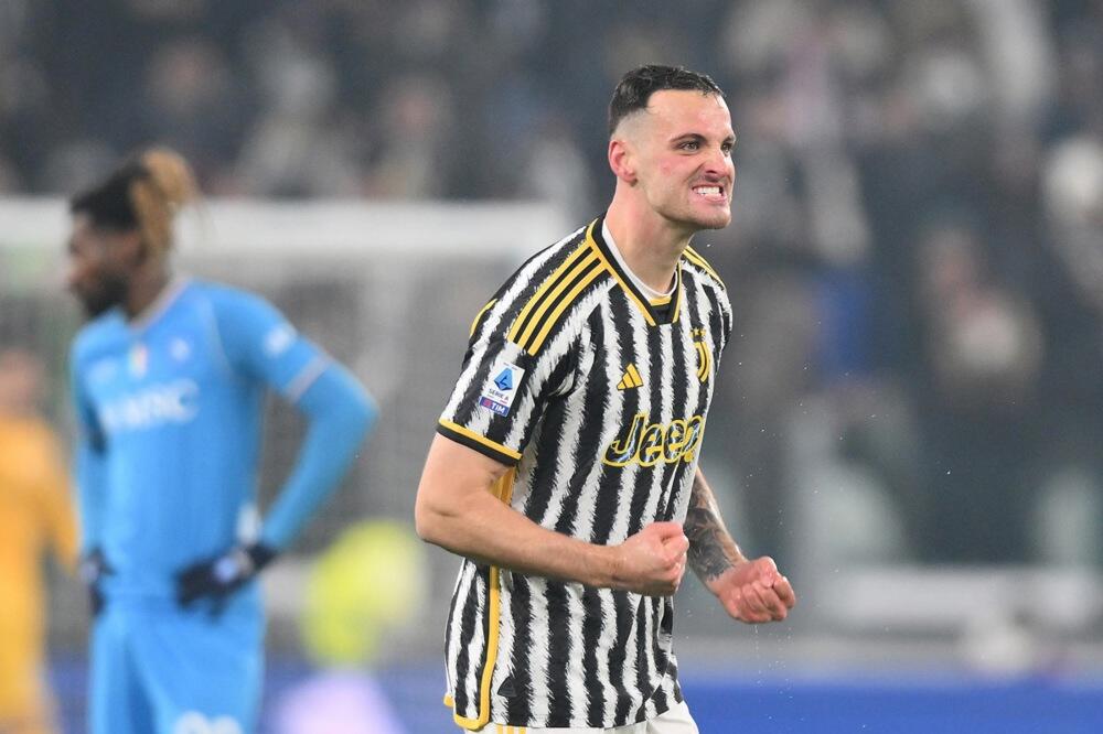 BIZARAN INCIDENT U JUVENTUSU: Navijač upao na teren, uklizao i povredio Gatija (VIDEO)