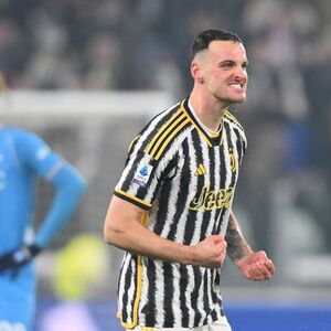 BIZARAN INCIDENT U JUVENTUSU: Navijač upao na teren, uklizao i povredio Gatija (VIDEO)
