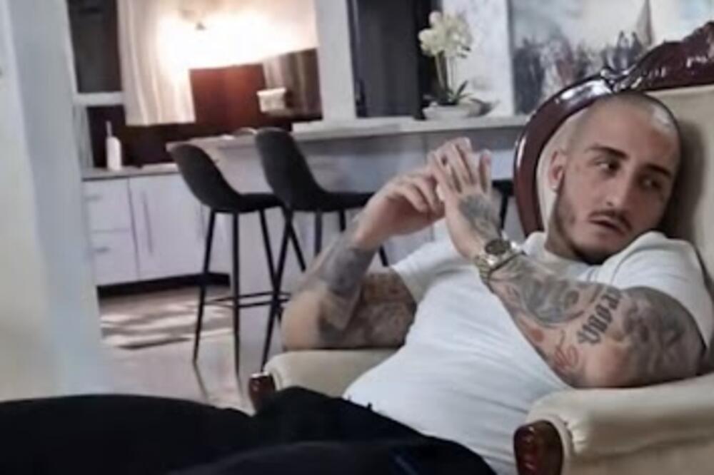 OD OVE VILETINE ĆE VAM PADATI GRAŠKE ZNOJA: Vuk ovde živi sa PODORICOM, a čuvaju ih OGROMNI PSI, SVE U MERMERU