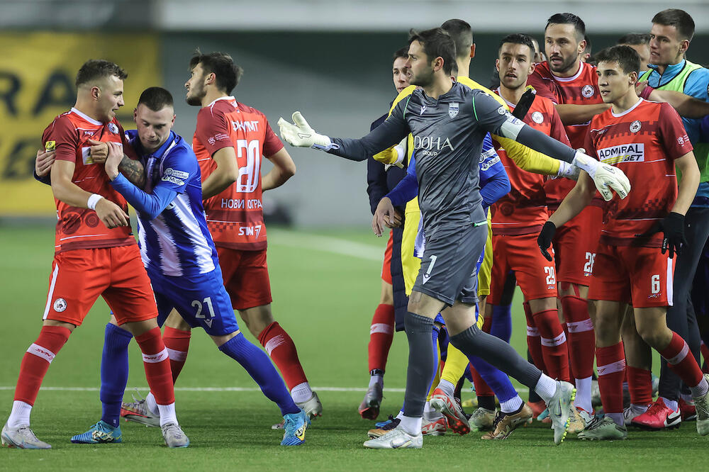 TUČA IGRAČA I NAVIJAČA NA UTAKMICI IMT-A I NOVOG PAZARA! Ljaljić pokušao da se popne na tribinu (FOTO)